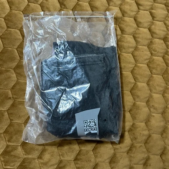 Men’s XL Heathered Black T-Shirt with Colorful Cross Design and Bible verse - Picture 11 of 11